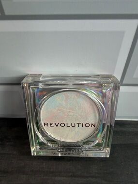 Revolution Iridescent Highlighter - Pearl White with Pastel Sheen